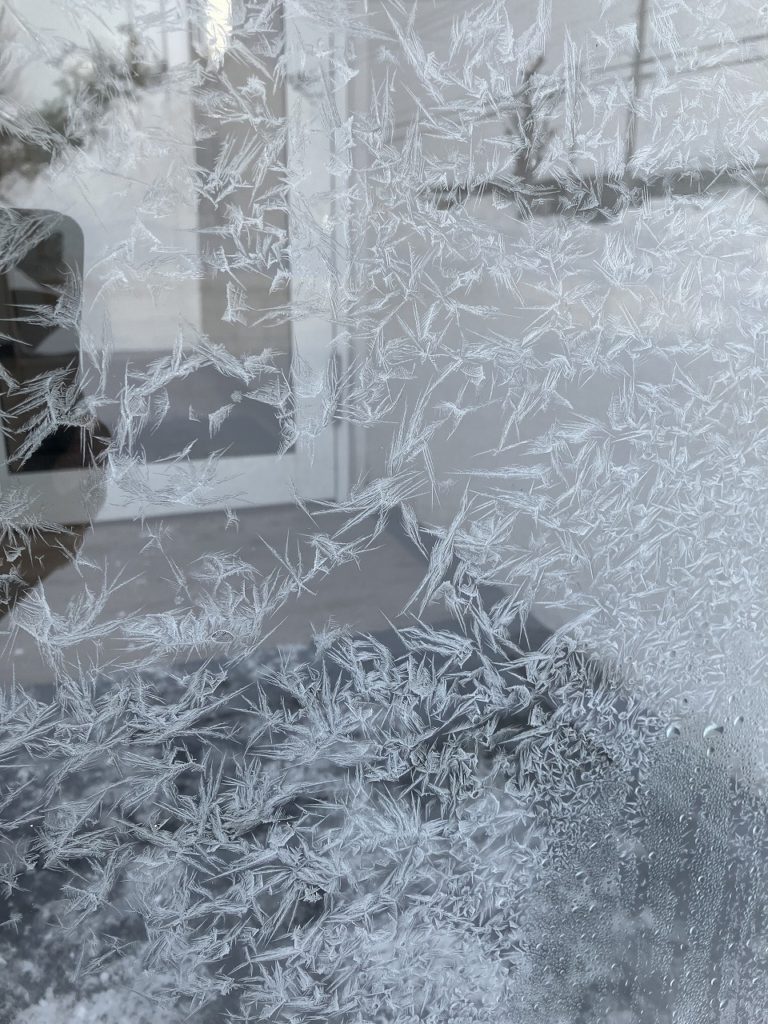 「雪の降り続く北海道で、交通障害への警戒と排雪作業への感謝」No.3663
