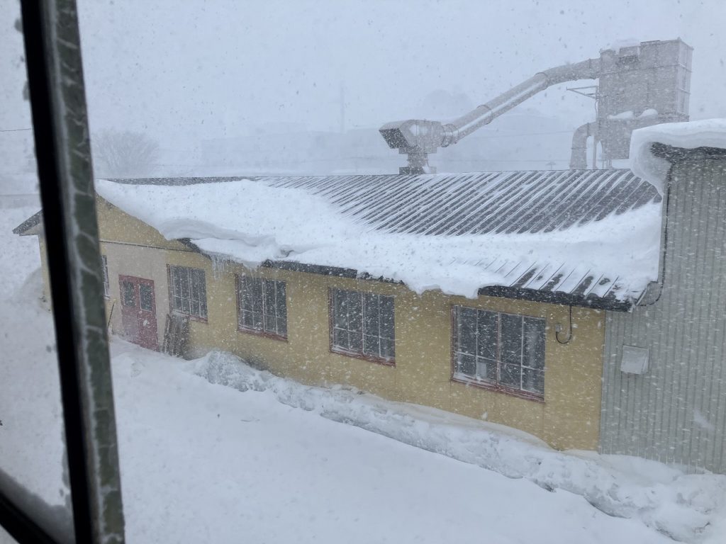 2月1日 朝から吹雪き 野外で働く人物流の皆さんに感謝