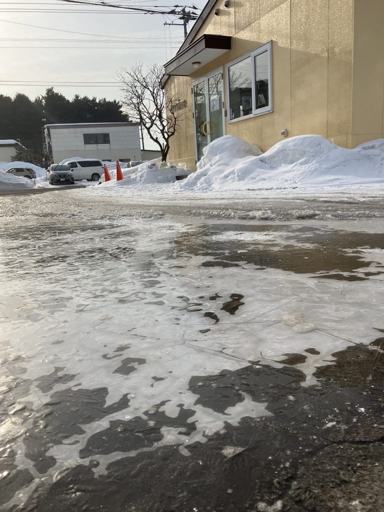 春の訪れと雛人形：雪解けと子供たちの創造力
