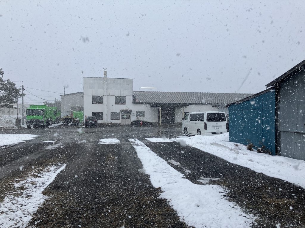 冬が諦めない！始業時は晴れていたのに雪が降ってきた！