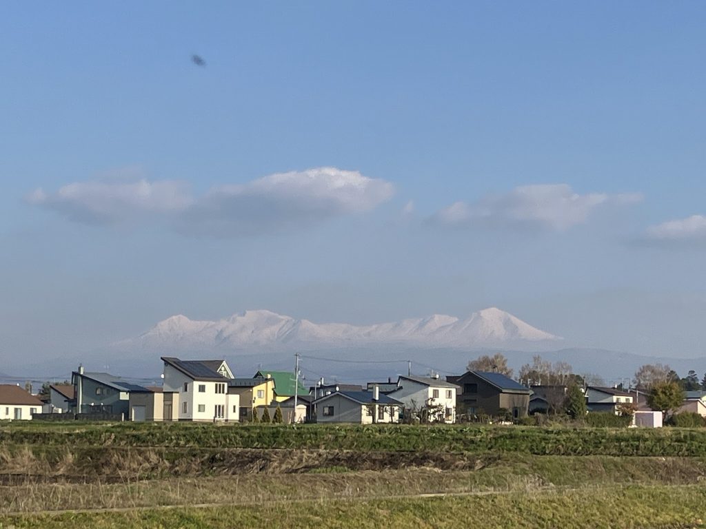 「初雪の大雪山と秋の恵み 〜母の施設から眺める冬支度〜」