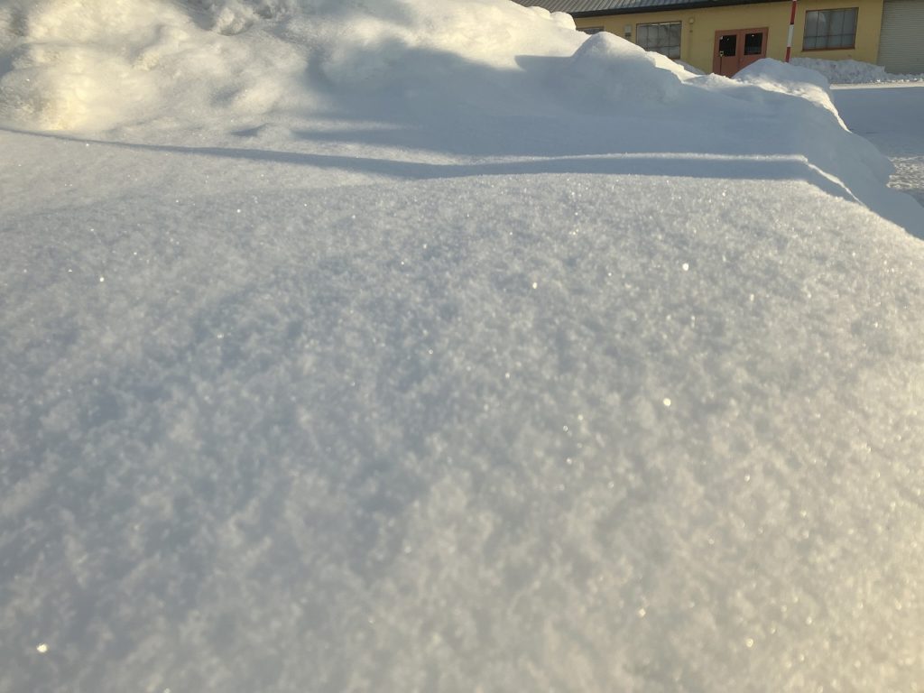 「青空の下、雪が輝く日 – 日常と世界の変化を思う」