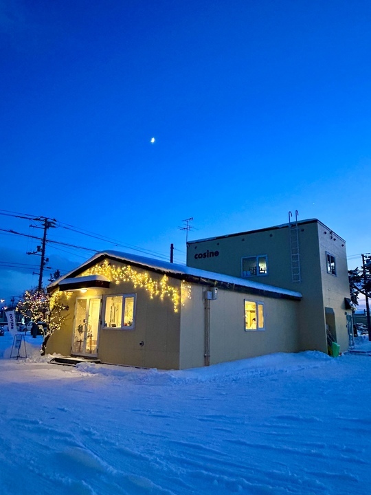 雪あかりの朝に。かまくらみたいなコサイン旭川本店より❄️✨」